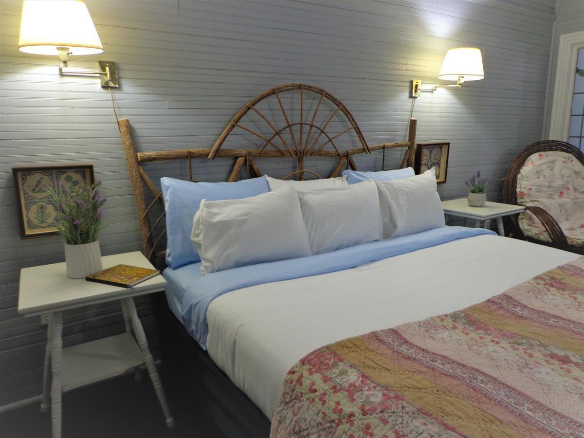 Grand Old Lady Hotel Уейнсвил Екстериор снимка