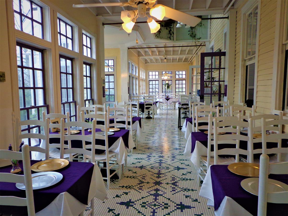 Grand Old Lady Hotel Уейнсвил Екстериор снимка