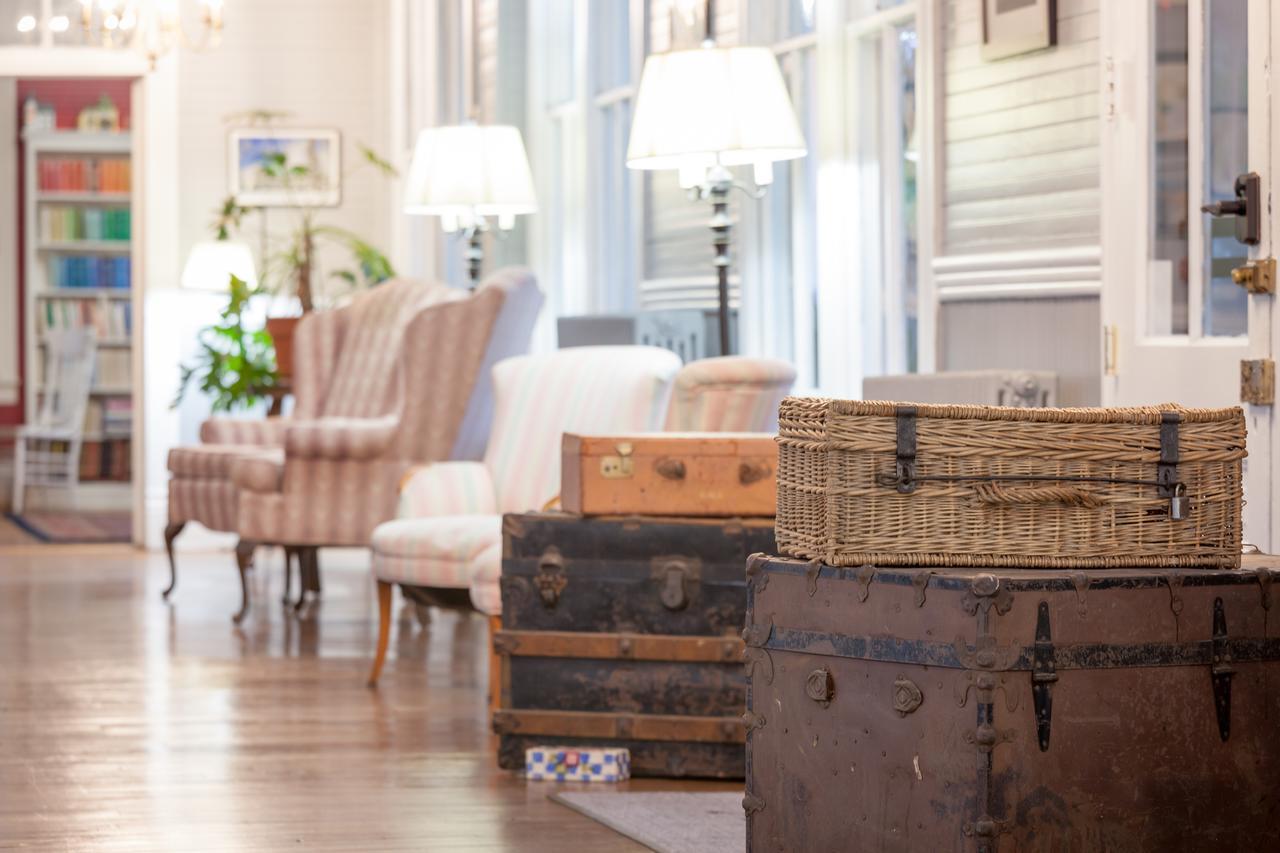 Grand Old Lady Hotel Уейнсвил Екстериор снимка