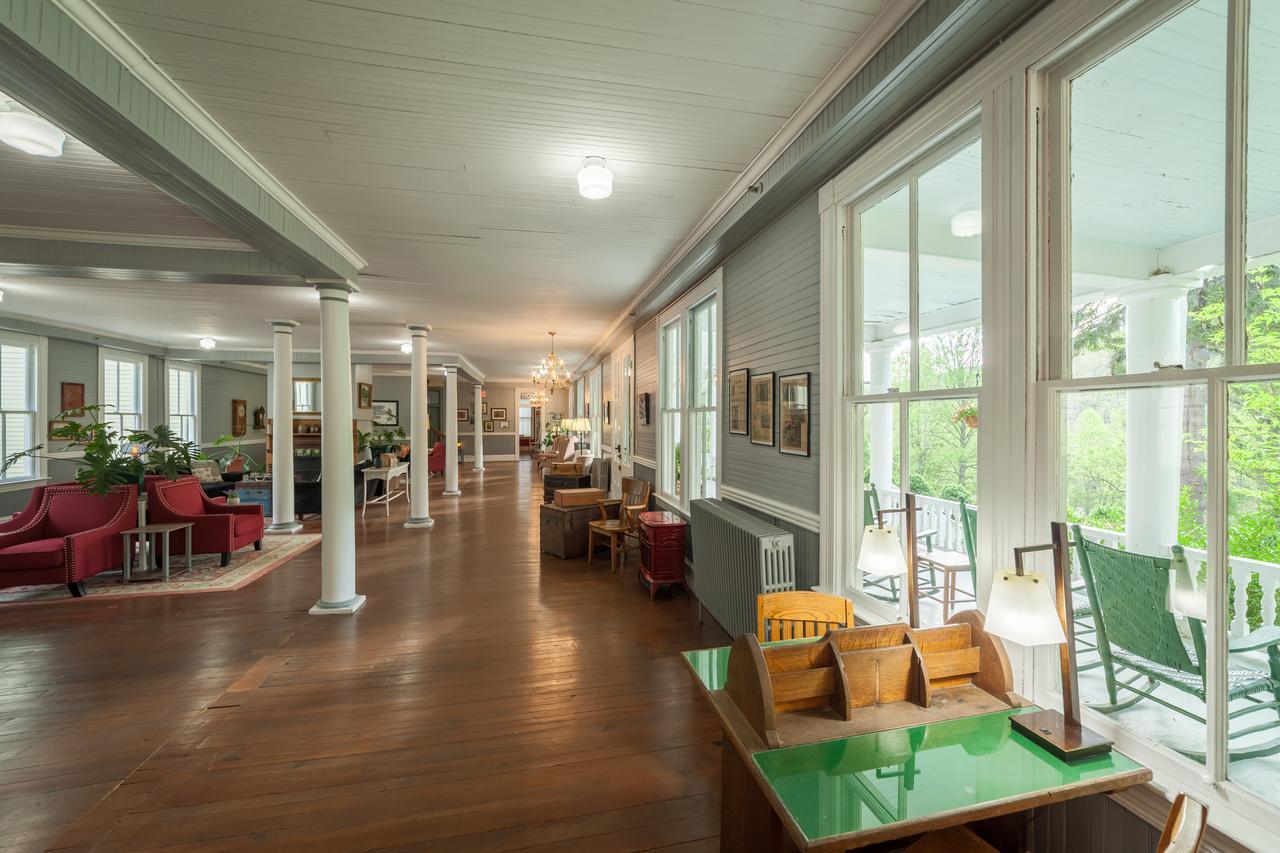 Grand Old Lady Hotel Уейнсвил Екстериор снимка