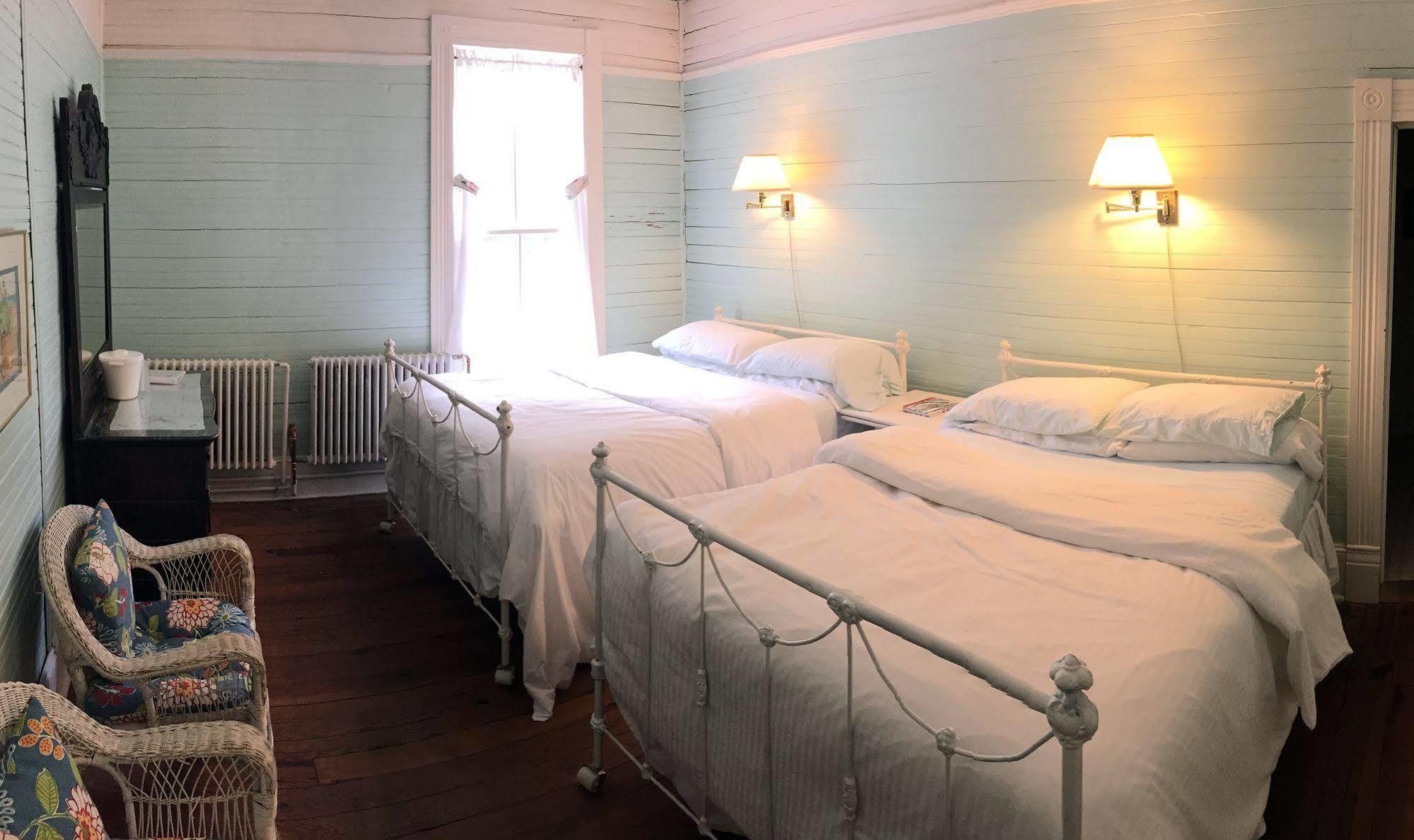 Grand Old Lady Hotel Уейнсвил Екстериор снимка