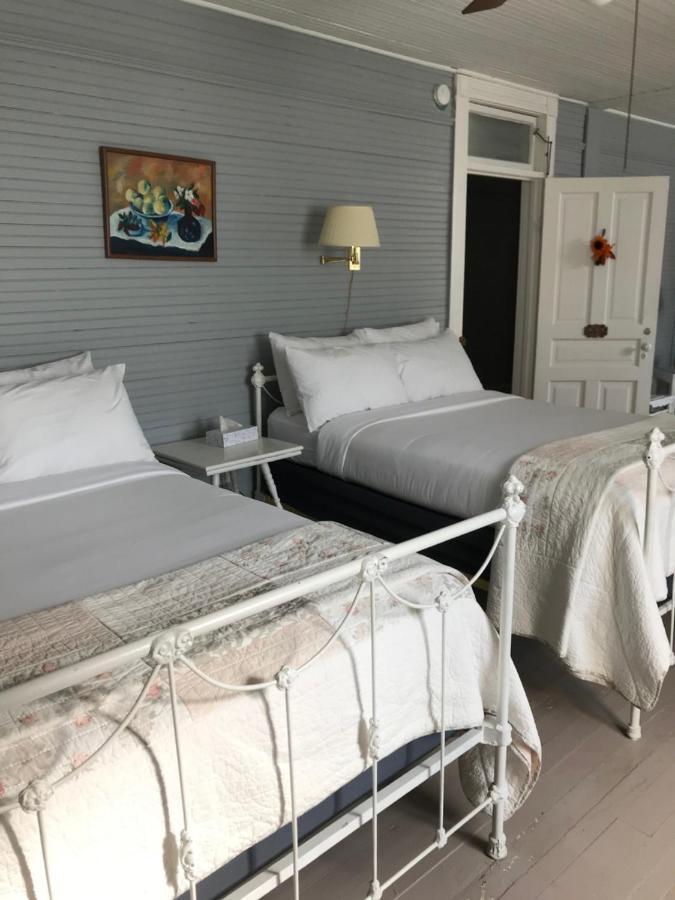 Grand Old Lady Hotel Уейнсвил Екстериор снимка